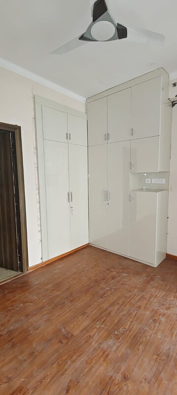 Room in 2 BHK Apartment at Amrapali Golf Homes, Sector 4 Greater Noida – for Rent