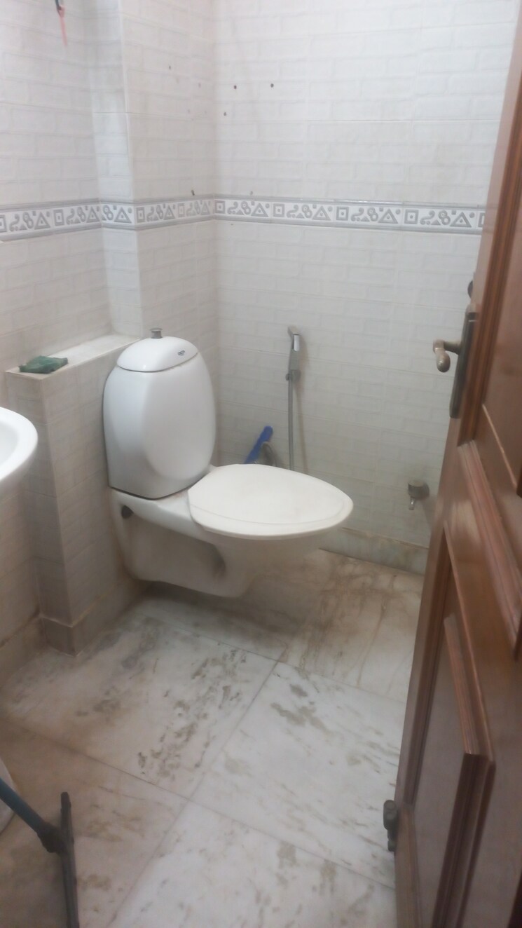 Bathroom, sector 52 4 Bedroom 260 Sq.Yd. Independent House In Sector 52 Gurgaon 8675356