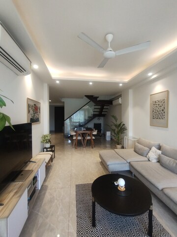 Master Bedroom in 3 BHK Builder Floor at Sushant Vyapaar Kendra, Sector 43 – for Rent