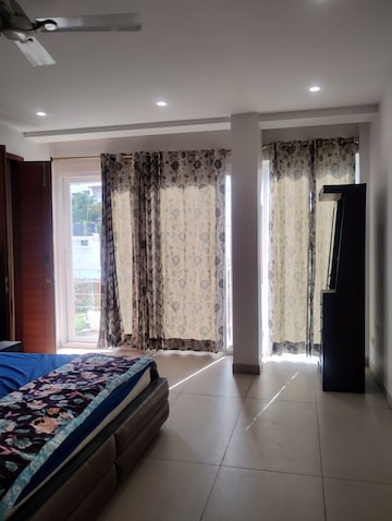 Furnished Amenities in 3 BHK Builder Floor at Ansal Sushant Apartments, Sushant Lok I – for Rent