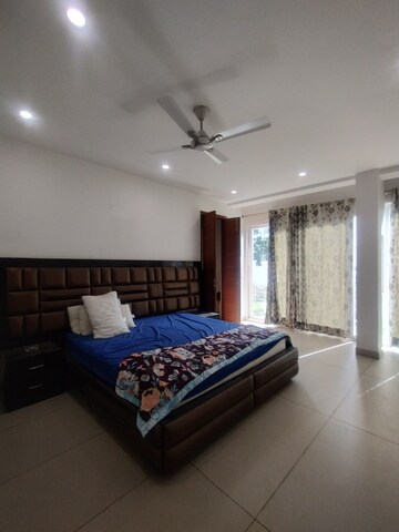 Furnished Amenities in 3 BHK Builder Floor at Ansal Sushant Apartments, Sushant Lok I – for Rent