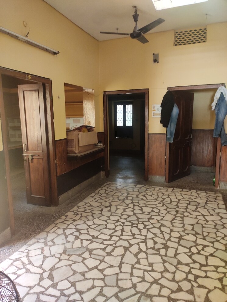  Parking, madiyanva Commercial Warehouse 2500 Sq.Ft. In Madiyanva Lucknow 8675581