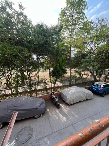 Parking in 1.5 BHK Apartment at Paschim Vihar – for Rent