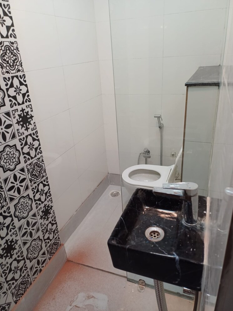 Bathroom, paschim vihar 1.5 Bedroom 60 Sq.Yd. Apartment In Paschim Vihar Delhi 8675624