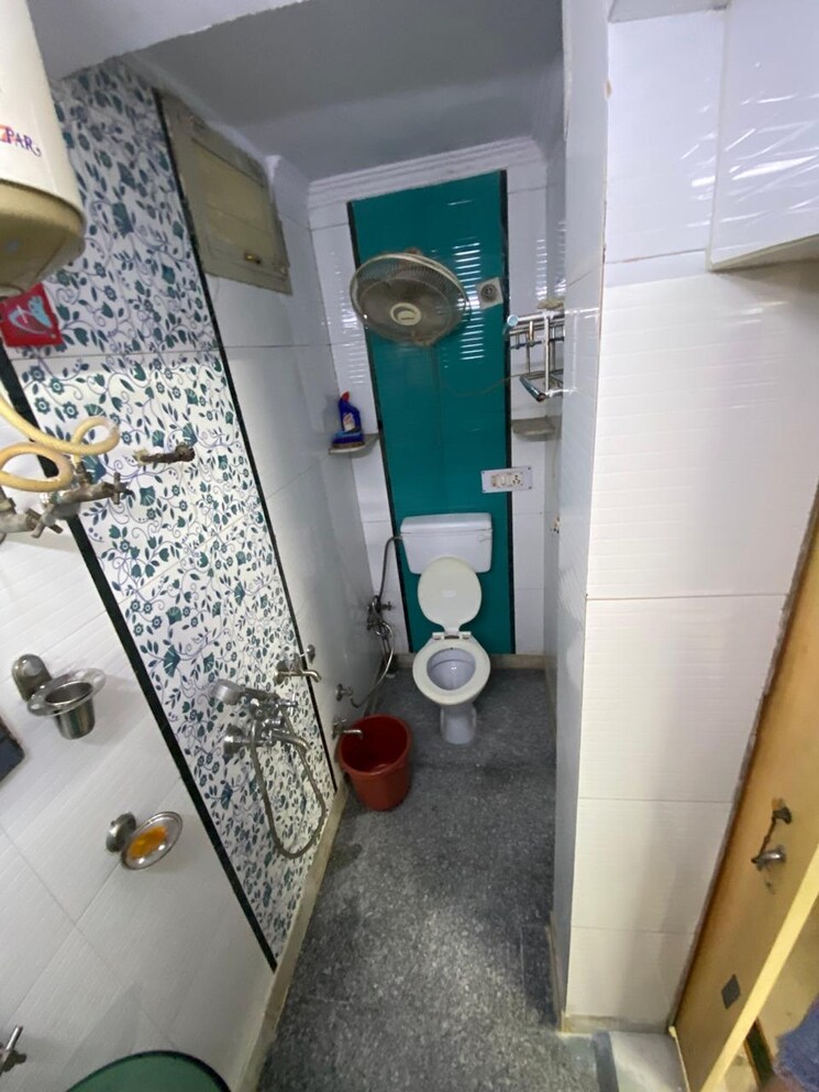 Bathroom, paschim vihar 1.5 Bedroom 50 Sq.Yd. Apartment In Paschim Vihar Delhi 8675633