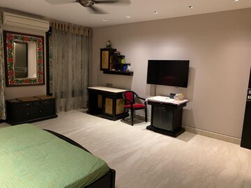 Bedroom in 3 BHK Builder Floor at Unitech South City 1, South City 1 – for Rent
