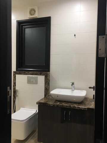 Bathroom in 3 BHK Builder Floor at Unitech South City 1, South City 1 – for Rent