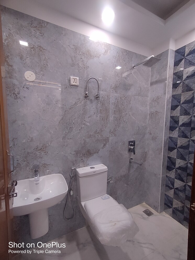 Bathroom, dwarka mor 3 Bedroom 120 Sq.Yd. Builder Floor In Dwarka Mor Delhi 8675706