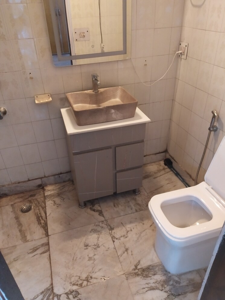 Bathroom, kalkaji 3 Bedroom 1900 Sq.Ft. Builder Floor In Kalkaji Delhi 8675705