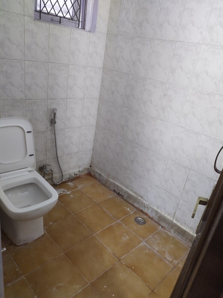 Bathroom, kalkaji 3 Bedroom 1900 Sq.Ft. Builder Floor In Kalkaji Delhi 8675705