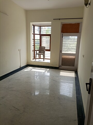 Room in 3.5 BHK Builder Floor at RWA Apartments Sector 40, Sector 40 – for Rent