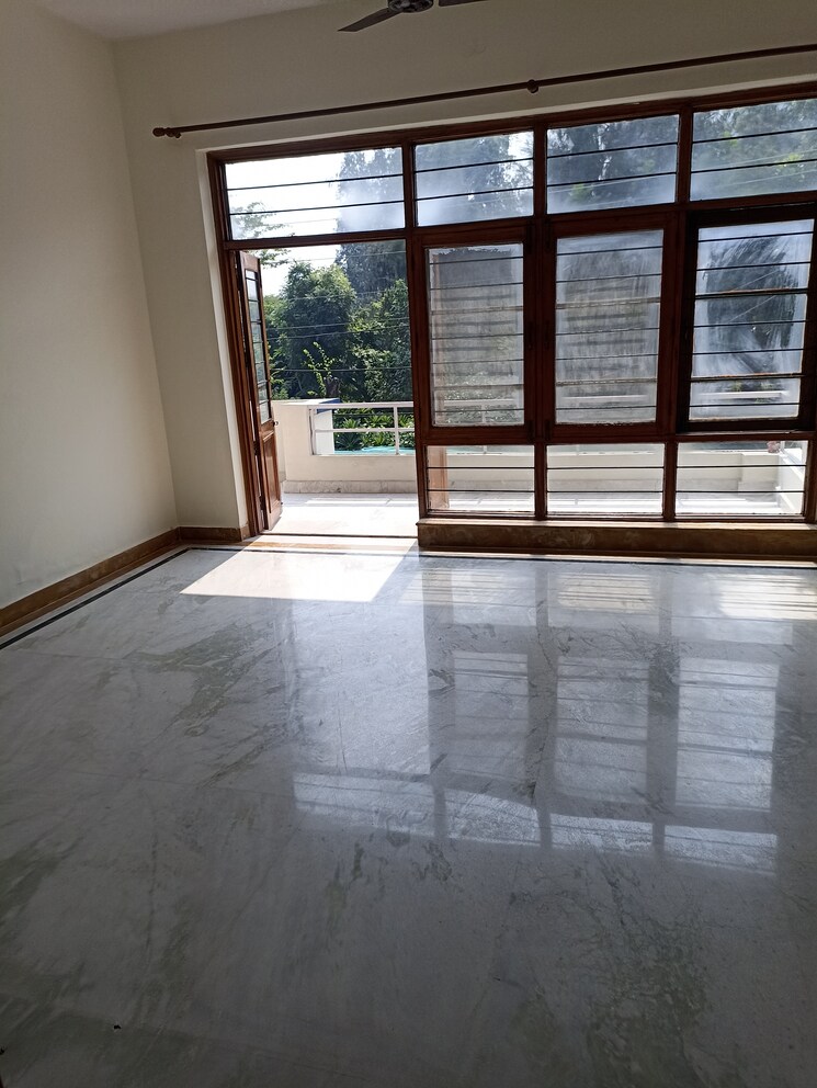 Room, rwa-apartments-sector-40 3.5 Bedroom 2000 Sq.Ft. Builder Floor In Sector 40 Noida 8675744