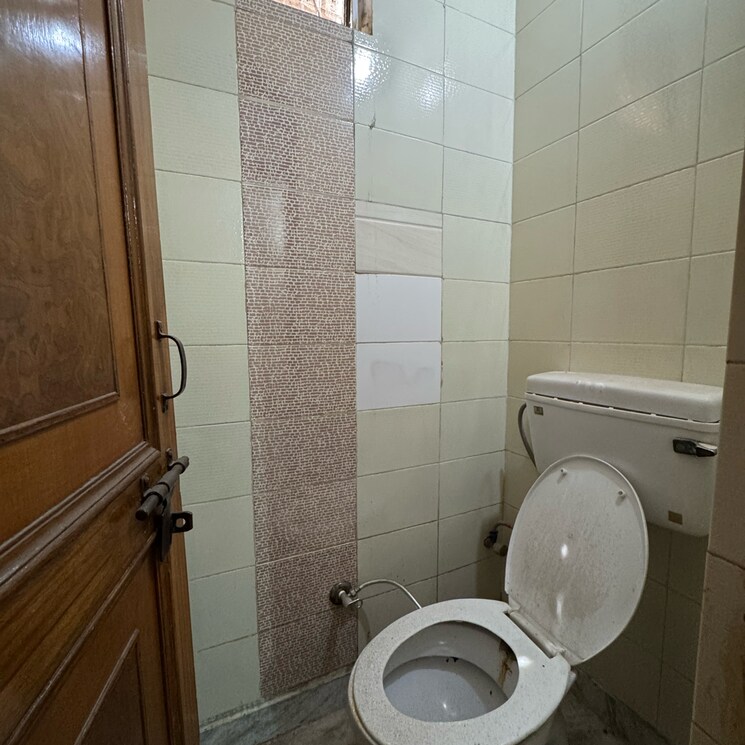 Bathroom, chand nagar 1 Bedroom 50 Sq.Yd. Builder Floor In Chand Nagar Delhi 8675901