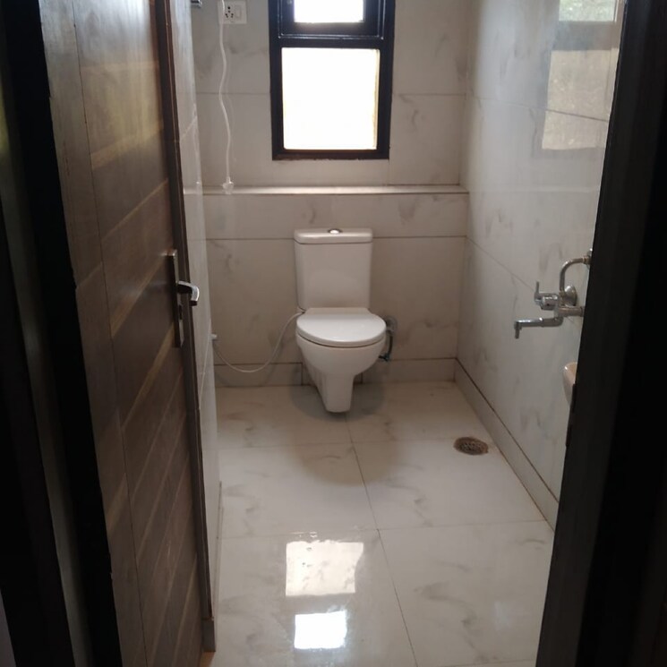 Bathroom, chand nagar 2 Bedroom 75 Sq.Yd. Builder Floor In Chand Nagar Delhi 8675906
