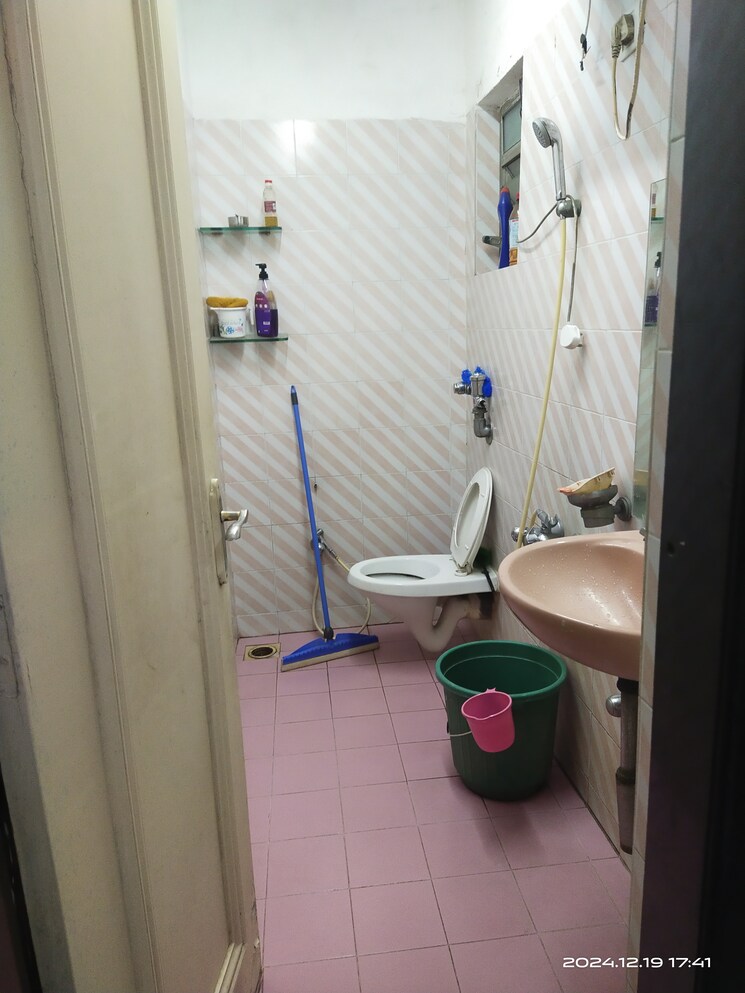 Bathroom, renaisance-towers 3 Bedroom 2100 Sq.Ft. Apartment In Andheri West Mumbai 8675921