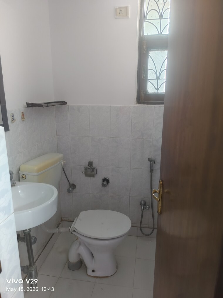 Bathroom, sanskriti-apartments-gurgaon 2 Bedroom 1450 Sq.Ft. Apartment In Sector 43 Gurgaon 8676025
