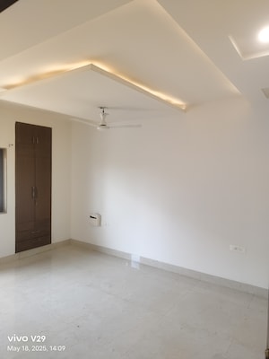 Room in 3 BHK Apartment at HBH Galaxy Apartments, Sector 43 – for Sale