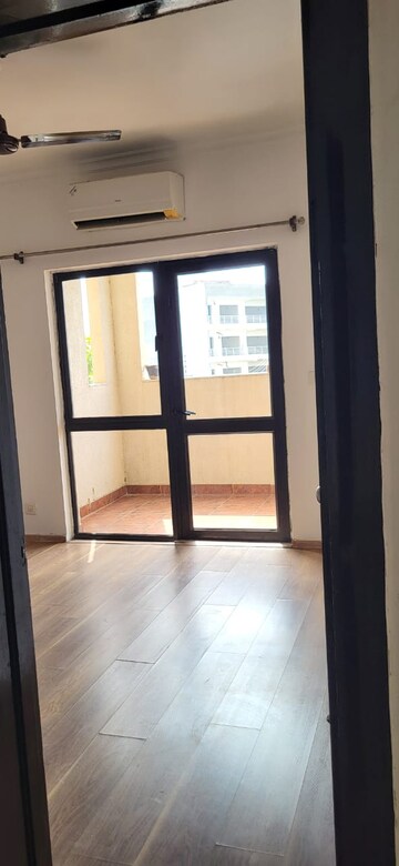 Room in 3.5 BHK Villa at Raheja Vedaanta, Sector 108 – for Rent