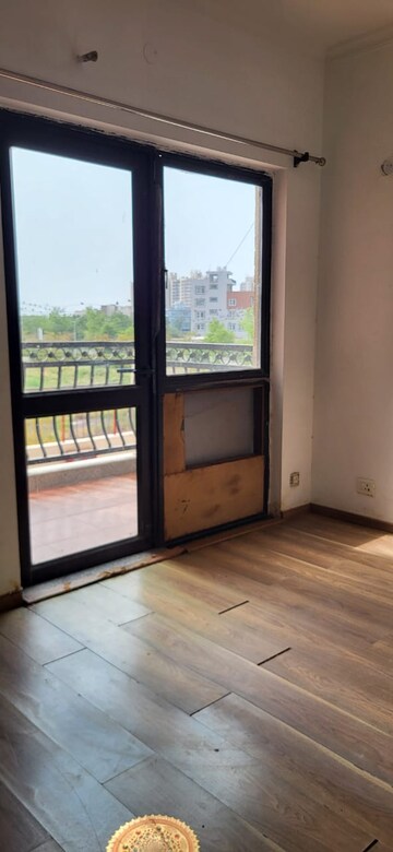 Room in 3.5 BHK Villa at Raheja Vedaanta, Sector 108 – for Rent