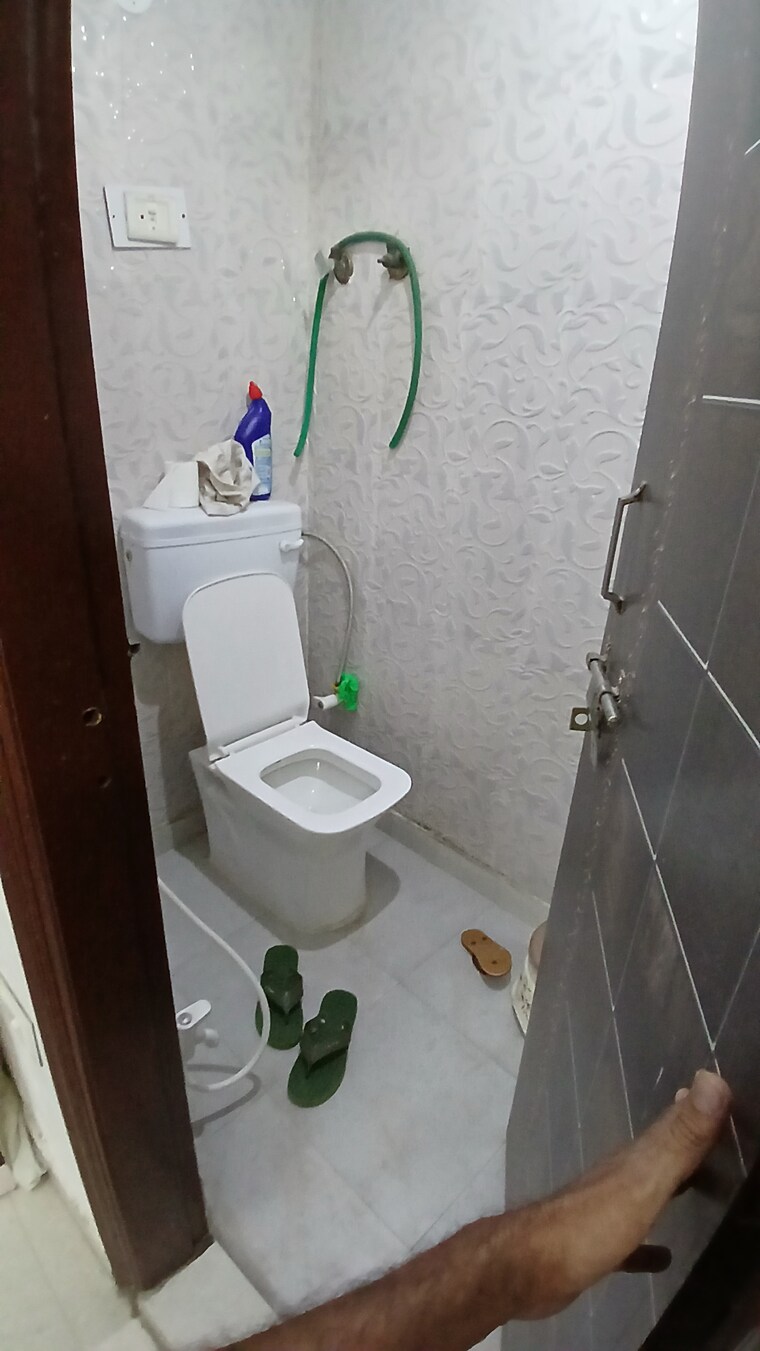 Attached Bathroom, jogabai extension 3 Bedroom 1035 Sq.Ft. Apartment In Jogabai Extension Delhi 8676496