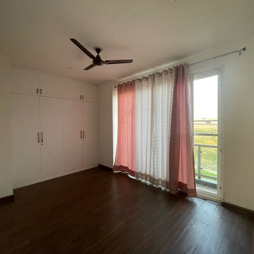 Room in 4 BHK Builder Floor at BPTP Amstoria, Sector 102 – for Rent
