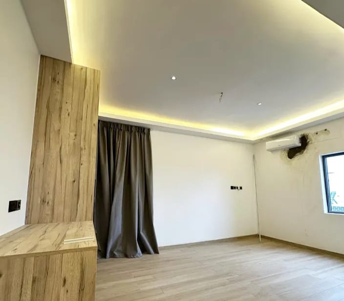 4 BHK + Pooja Room,Servant Room,Extra Room Builder Floor For Sale in Building Floor 