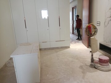 Room in 3 BHK Builder Floor at South Extension ii – for Rent