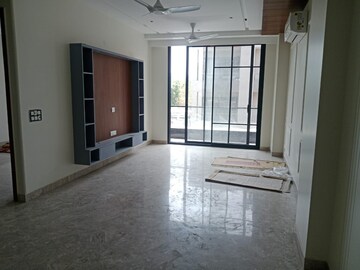 Room in 3 BHK Builder Floor at South Extension ii – for Rent