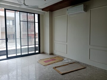 Room in 3 BHK Builder Floor at South Extension ii – for Rent