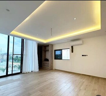 Room in 3.5 BHK Builder Floor at Sector 33 – for Rent