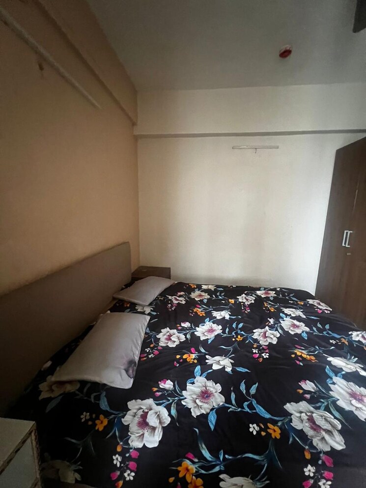 Bedroom, paras-tierea 1 Bedroom 450 Sq.Ft. Apartment In Sector 137 Noida 8676918
