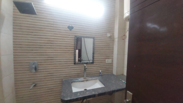 Bathroom, rana pratap bagh 4 Bedroom 235 Sq.Yd. Builder Floor In Rana Pratap Bagh Delhi 8676990