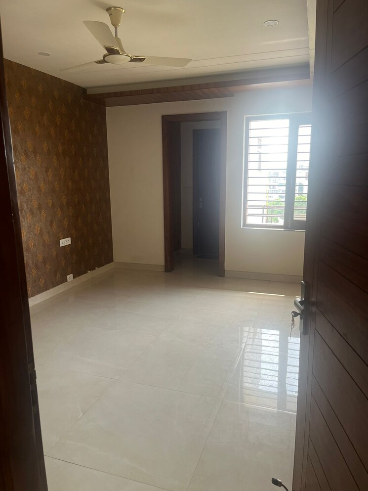 Room, sector 85 3 Bedroom 250 Sq.Yd. Builder Floor In Sector 85 Faridabad 8677072