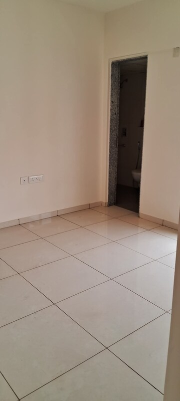 2 BHK Apartment For Rent in Godrej Nirvaan, Themghar