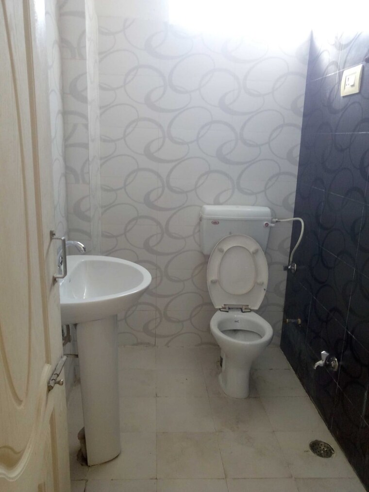 Bathroom, husainganj 3 Bedroom 1250 Sq.Ft. Apartment In Husainganj Lucknow 8677232