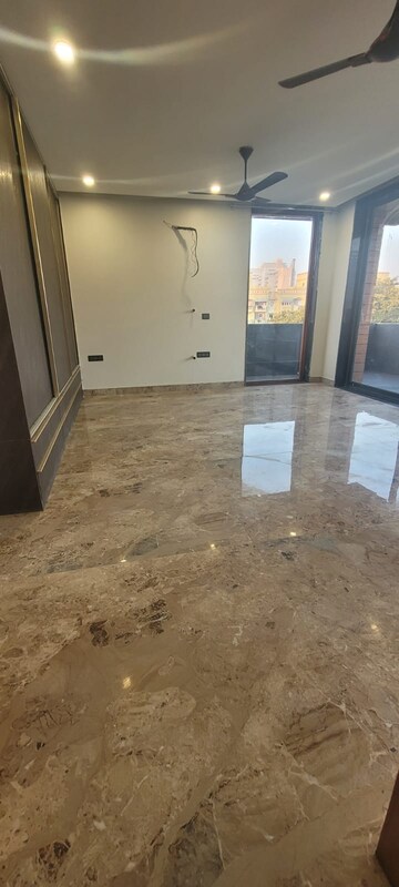 Room in 4 BHK Builder Floor at Sushant Lok I – for Rent