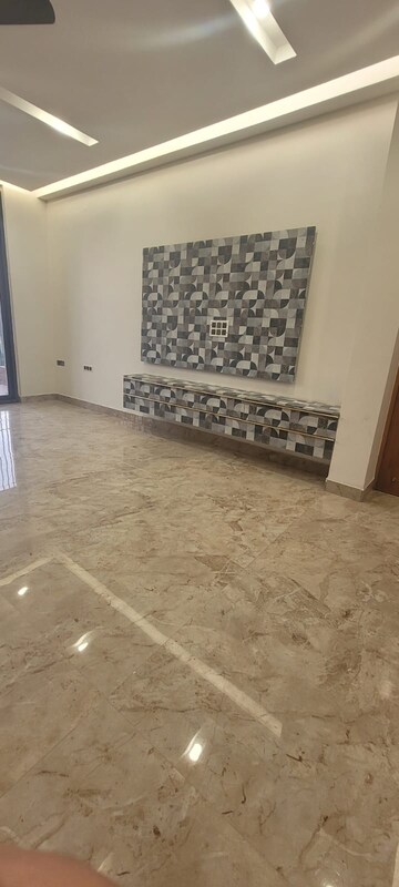 Room in 4 BHK Builder Floor at Sushant Lok I – for Rent