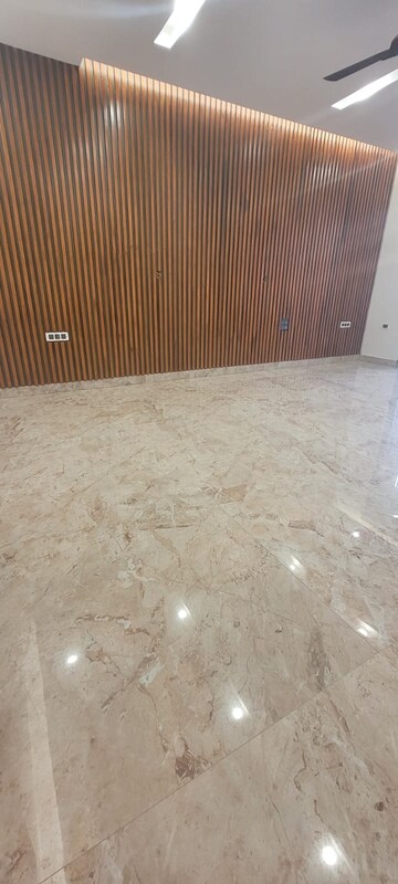 Room in 4 BHK Builder Floor at Sushant Lok I – for Rent