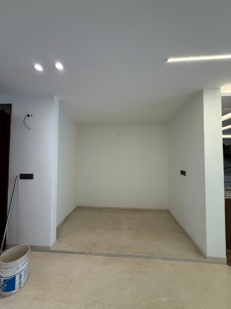 Room, sector 85 5 Bedroom 500 Sq.Yd. Builder Floor In Sector 85 Faridabad 8677429