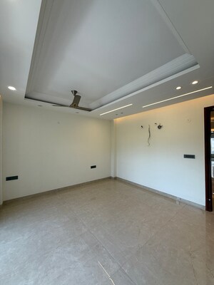 Room in 5 BHK Builder Floor at Sector 85 – for Sale