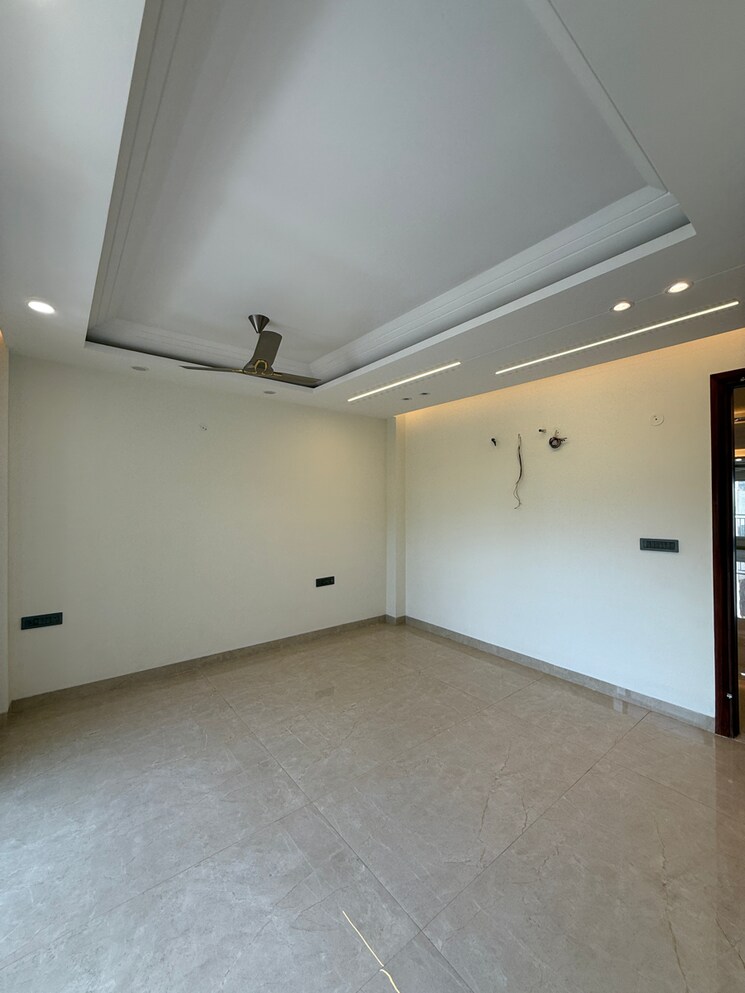 Room, sector 85 5 Bedroom 500 Sq.Yd. Builder Floor In Sector 85 Faridabad 8677429