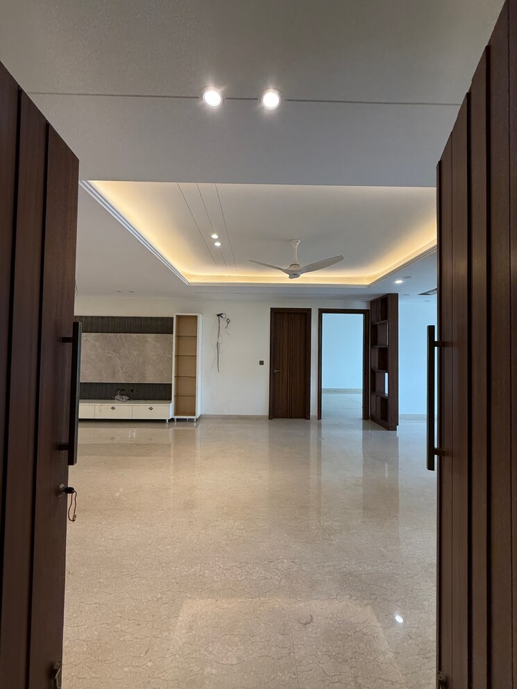 Room, sector 85 5 Bedroom 500 Sq.Yd. Builder Floor In Sector 85 Faridabad 8677429