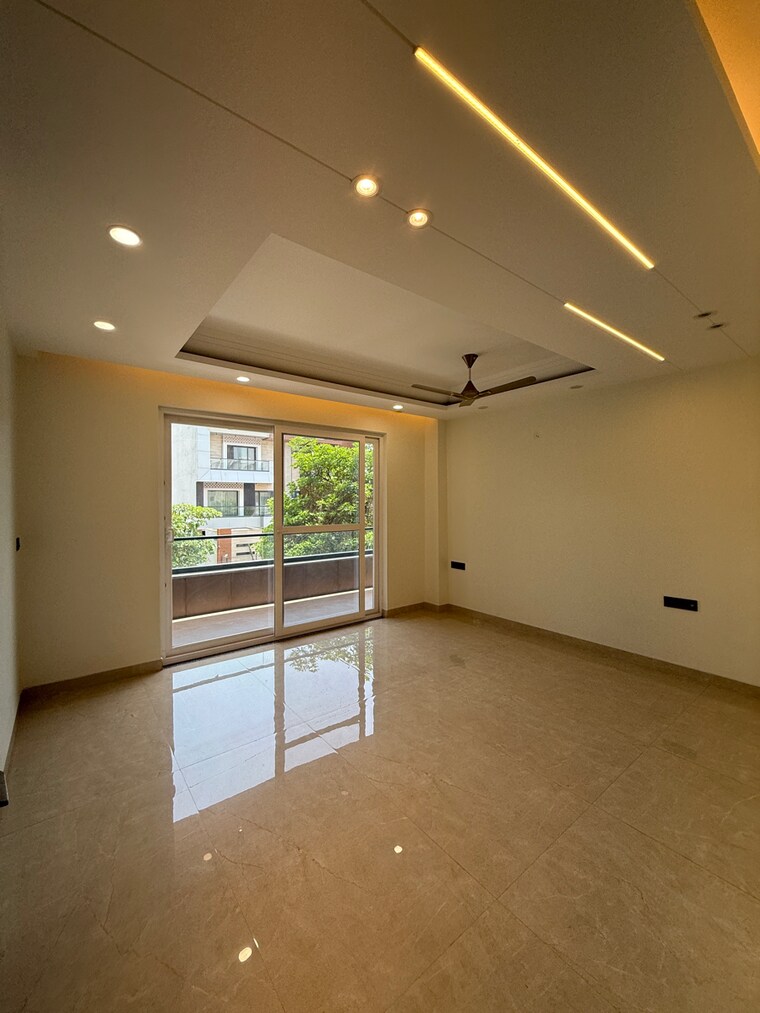 Room, sector 85 5 Bedroom 500 Sq.Yd. Builder Floor In Sector 85 Faridabad 8677429