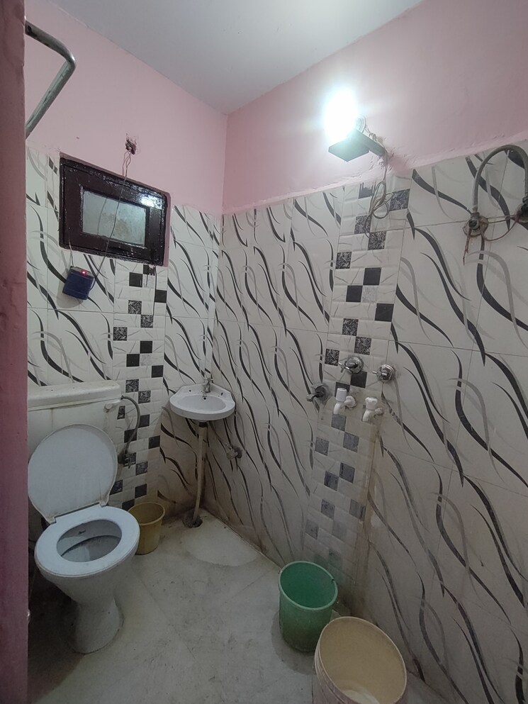 Bathroom, dwarka mor 2 Bedroom 50 Sq.Yd. Builder Floor In Dwarka Mor Delhi 8677564