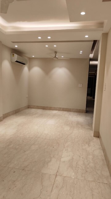 Room in 3 BHK Apartment at Sarvapriya Vihar – for Rent