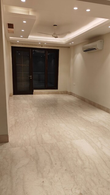 Room in 3 BHK Apartment at Sarvapriya Vihar – for Rent