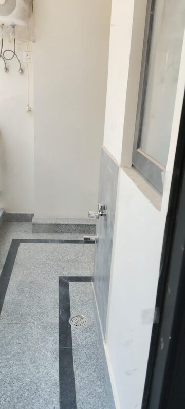 Balcony in 3 BHK Builder Floor at South Extension ii – for Rent