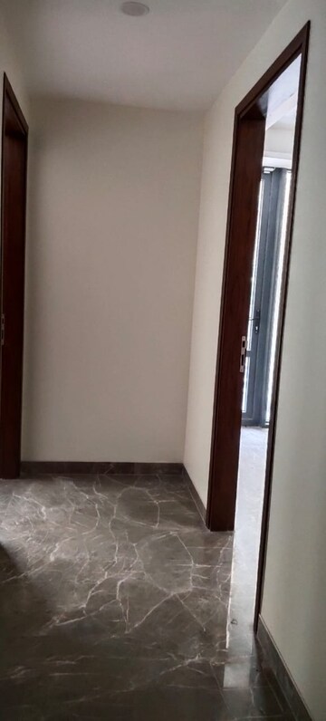 Room in 3 BHK Builder Floor at South Extension ii – for Rent