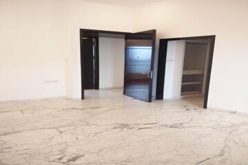 Room in 3 BHK Apartment at Lodha Bellissimo, Mahalaxmi – for Rent
