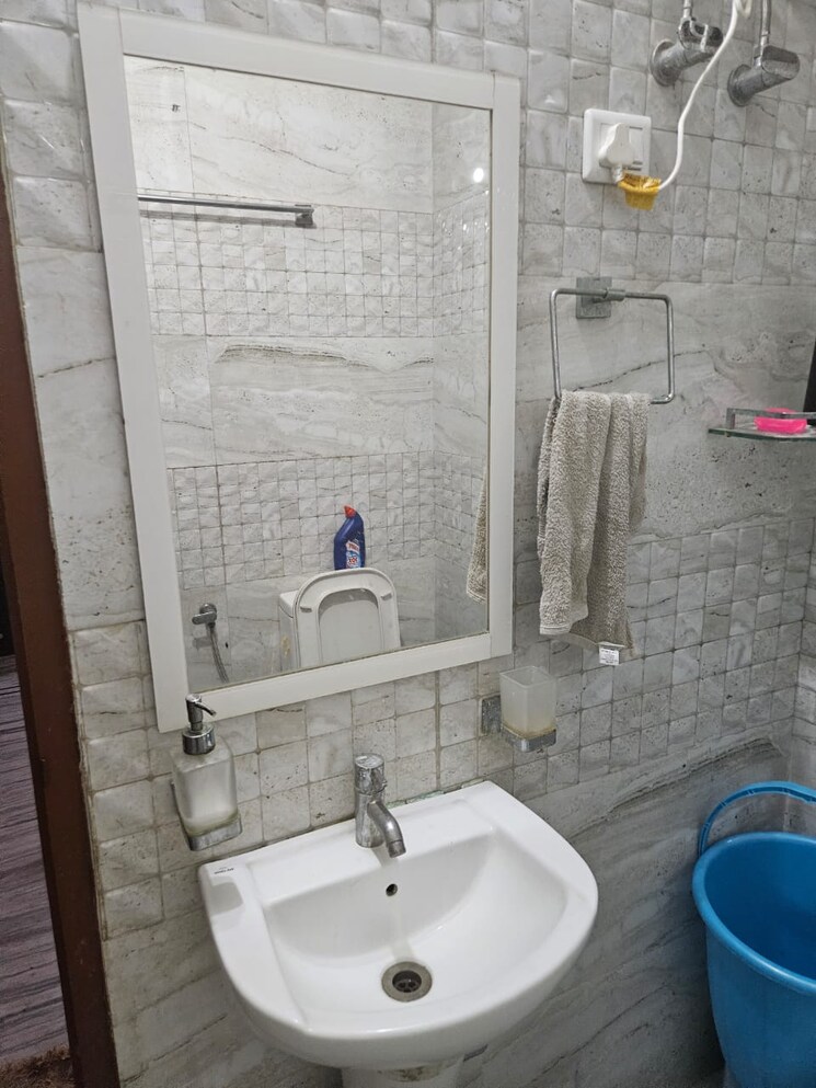 Bathroom, husainganj 1 Bedroom 200 Sq.Ft. Apartment In Husainganj Lucknow 8677842